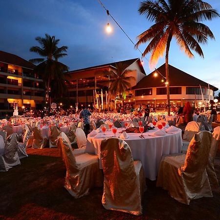 다마이 푸리 리조트 앤 스파 쿠칭 외부 사진 A wedding reception at the Royal Island Resort and Spa