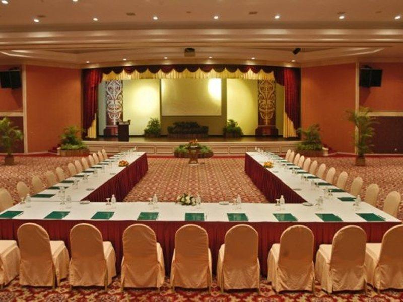 다마이 푸리 리조트 앤 스파 쿠칭 외부 사진 The Royal Thai Conference Centre