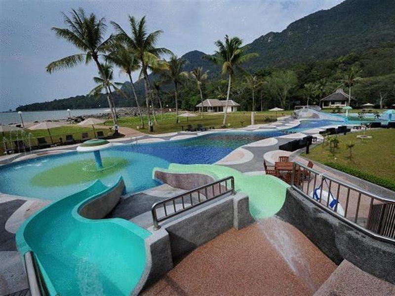 다마이 푸리 리조트 앤 스파 쿠칭 외부 사진 The water park at the resort