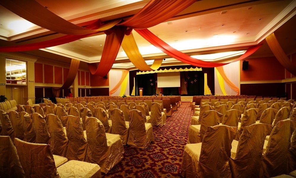 다마이 푸리 리조트 앤 스파 쿠칭 외부 사진 A large conference room