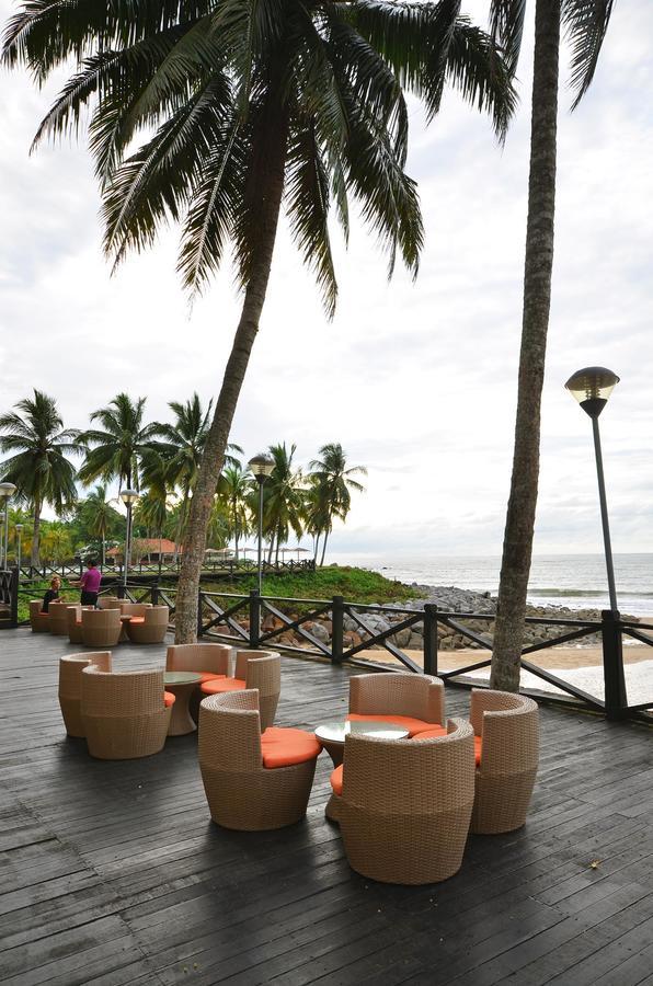 다마이 푸리 리조트 앤 스파 쿠칭 외부 사진 The beach at the Mövenpick Hotel, Labadi, Accra