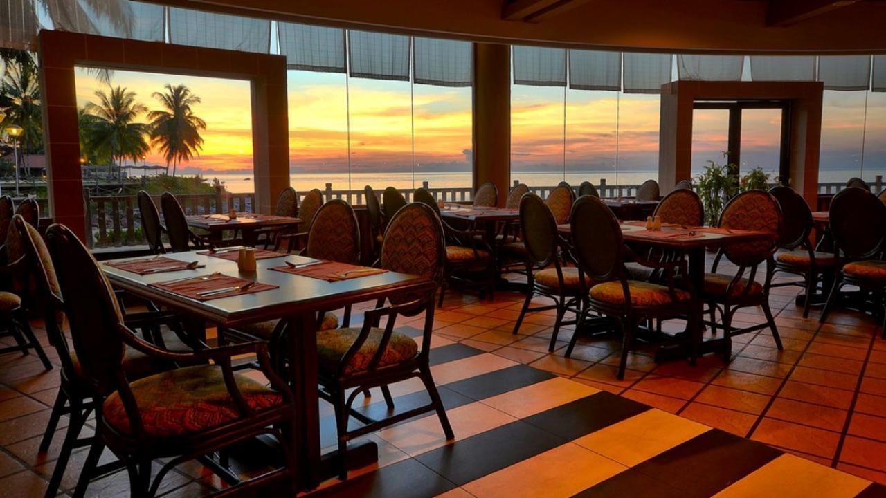 다마이 푸리 리조트 앤 스파 쿠칭 외부 사진 Sunset at the restaurant