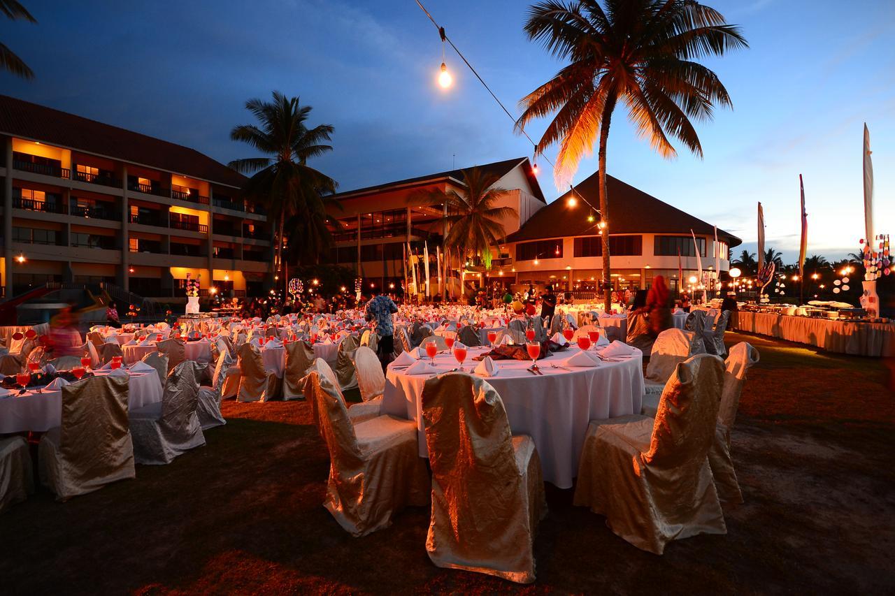 다마이 푸리 리조트 앤 스파 쿠칭 외부 사진 A wedding reception at the Royal Island Resort and Spa