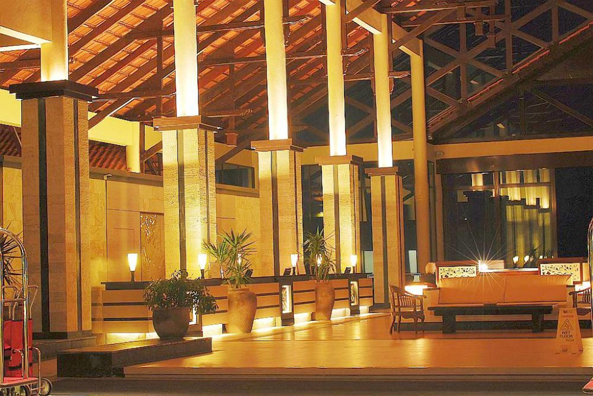 다마이 푸리 리조트 앤 스파 쿠칭 외부 사진 The interior of the hotel