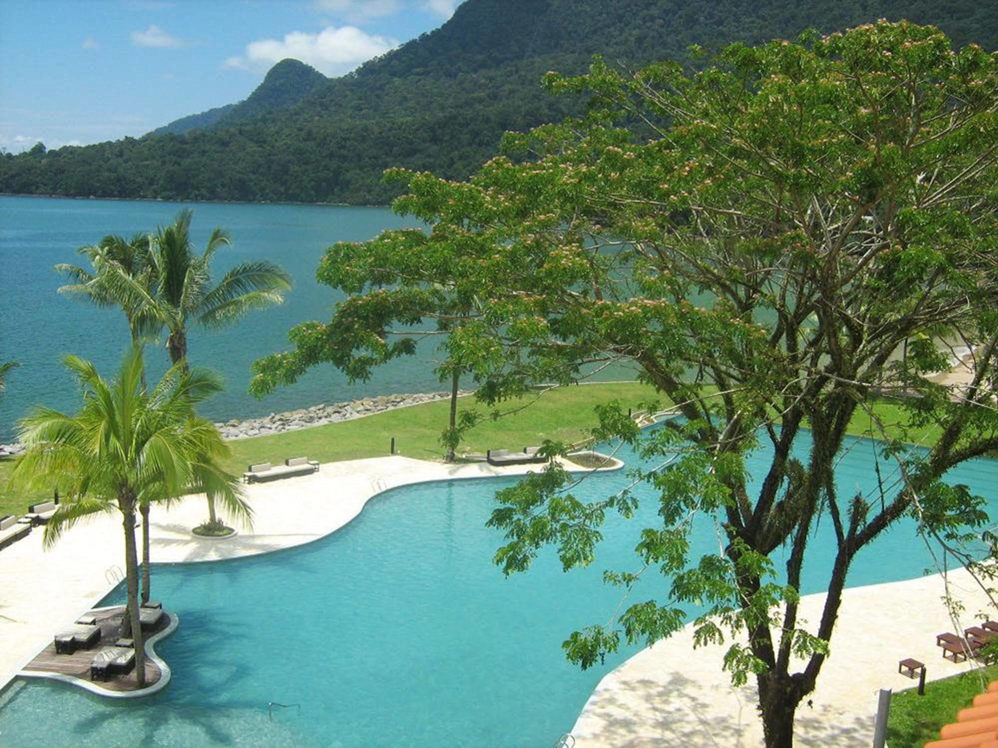 다마이 푸리 리조트 앤 스파 쿠칭 외부 사진 The pool at the Pangkor Laut Resort