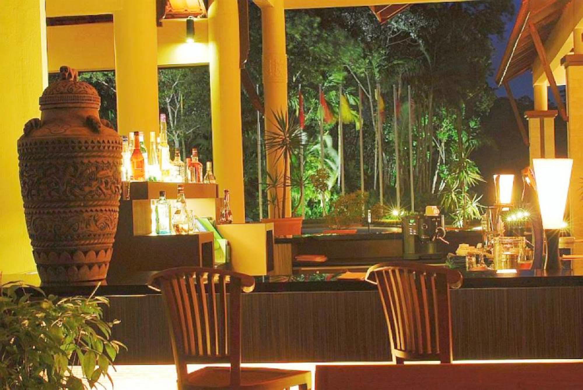 다마이 푸리 리조트 앤 스파 쿠칭 외부 사진 The bar at the hotel